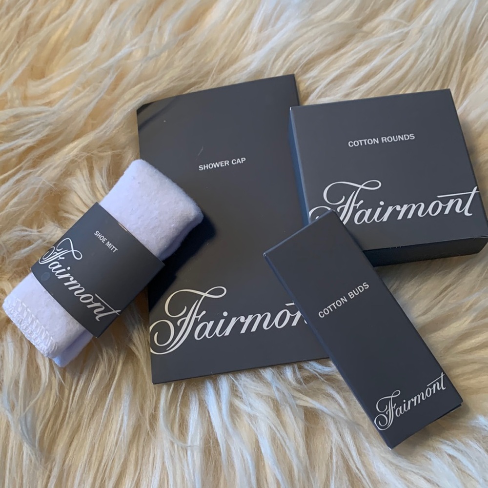 ☄️2/$15☄️Fairmont travel items
